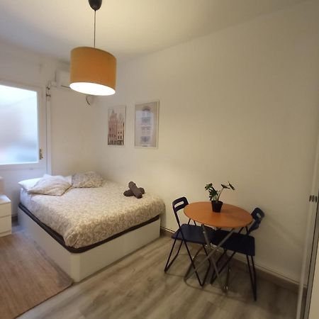 Private Rooms On Tamarit Street 巴塞罗那 外观 照片